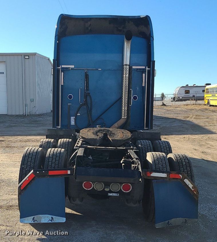 image for item DS7250 2010 Kenworth T660 semi truck