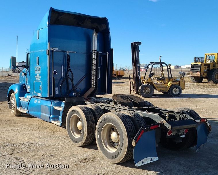 image for item DS7250 2010 Kenworth T660 semi truck