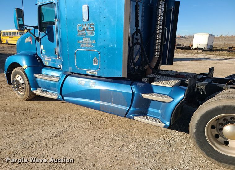 image for item DS7250 2010 Kenworth T660 semi truck