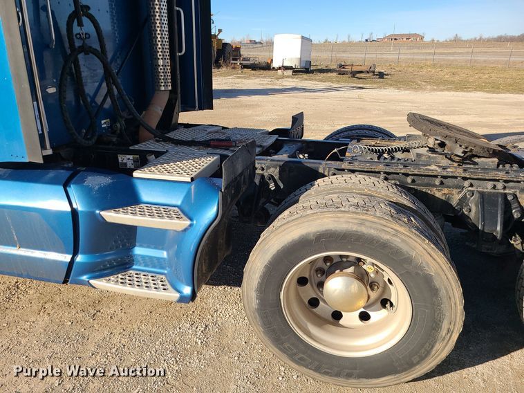 image for item DS7250 2010 Kenworth T660 semi truck