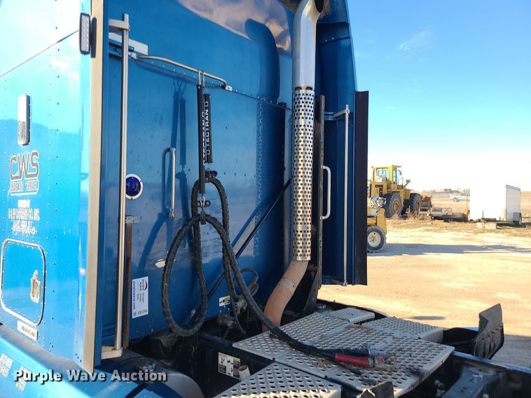 image for item DS7250 2010 Kenworth T660 semi truck