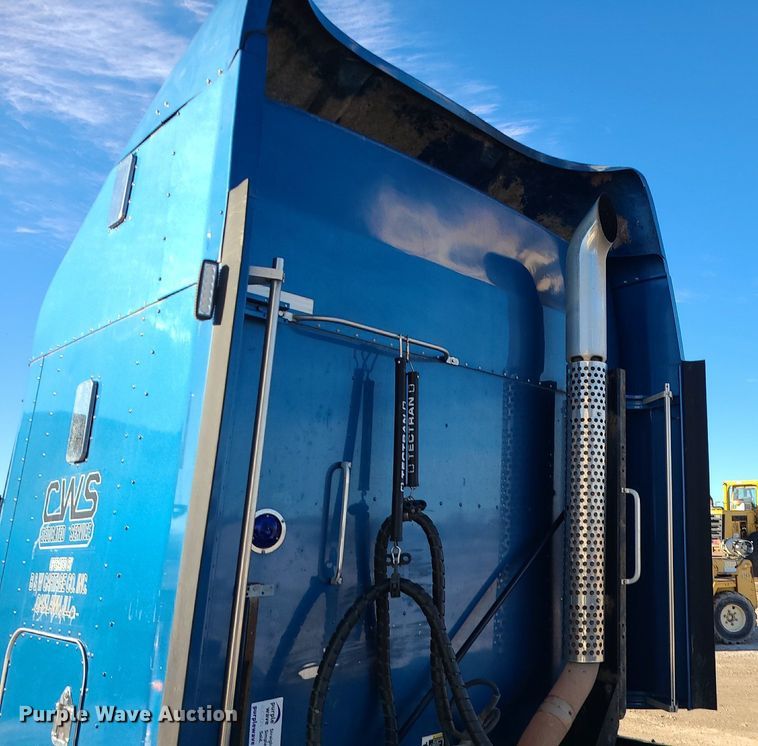 image for item DS7250 2010 Kenworth T660 semi truck