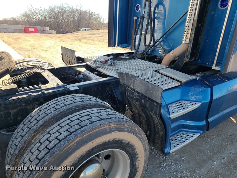 image for item DS7250 2010 Kenworth T660 semi truck