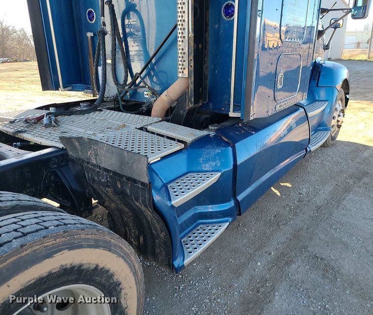 image for item DS7250 2010 Kenworth T660 semi truck