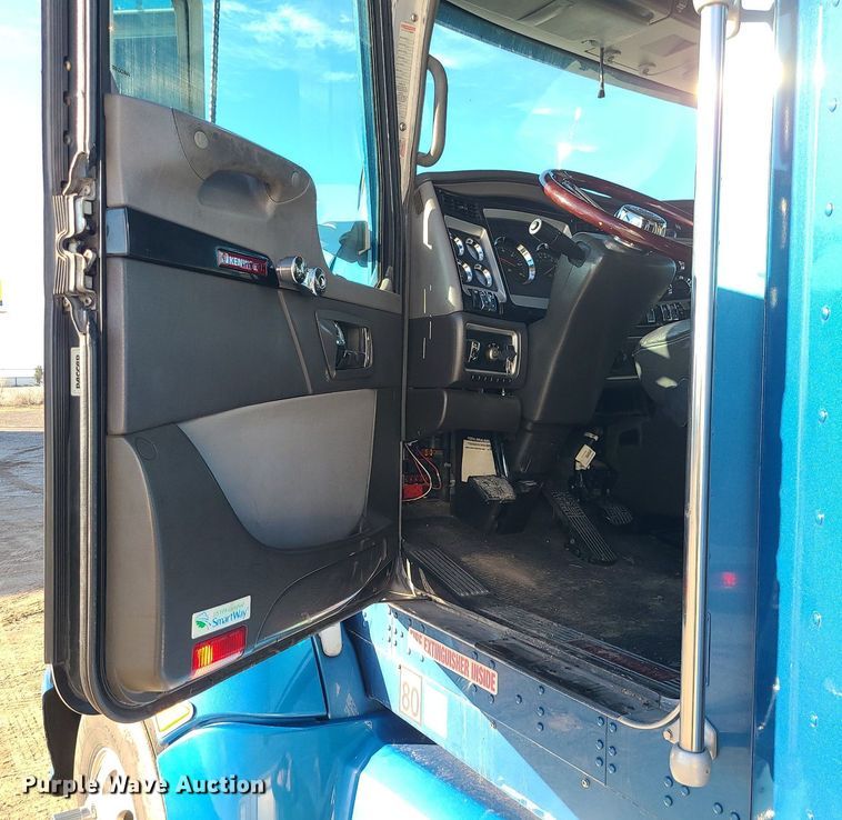 image for item DS7250 2010 Kenworth T660 semi truck