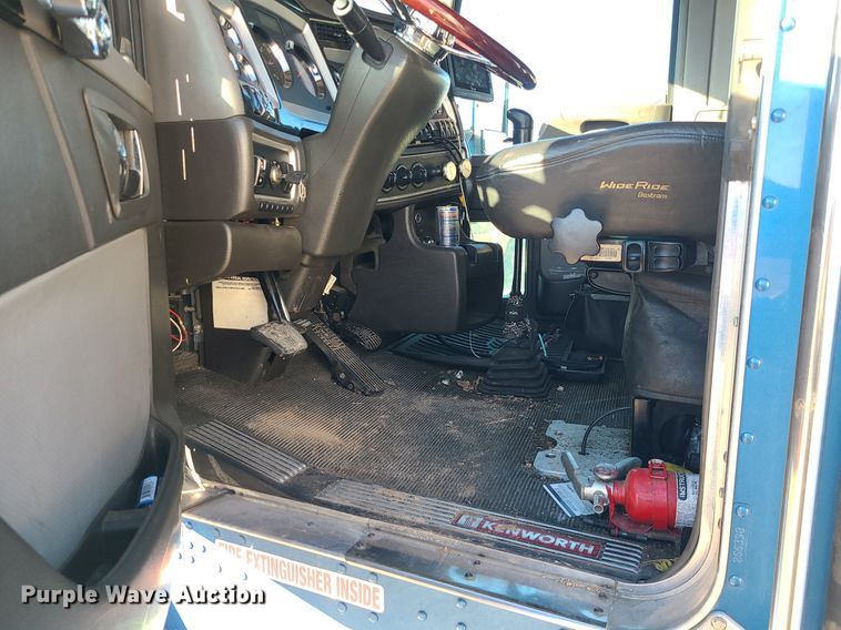 image for item DS7250 2010 Kenworth T660 semi truck