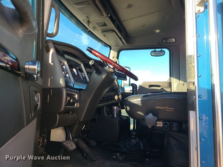 image for item DS7250 2010 Kenworth T660 semi truck