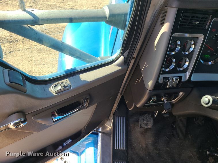 image for item DS7250 2010 Kenworth T660 semi truck