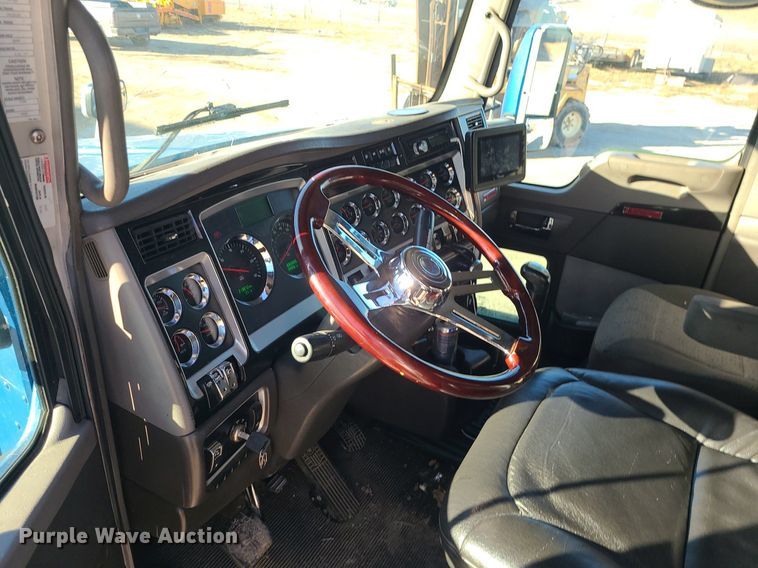 image for item DS7250 2010 Kenworth T660 semi truck