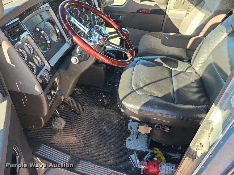 image for item DS7250 2010 Kenworth T660 semi truck