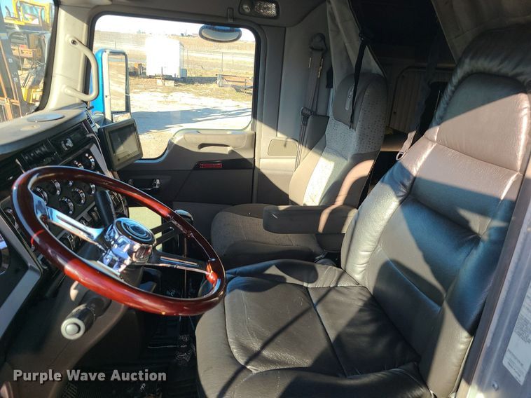 image for item DS7250 2010 Kenworth T660 semi truck