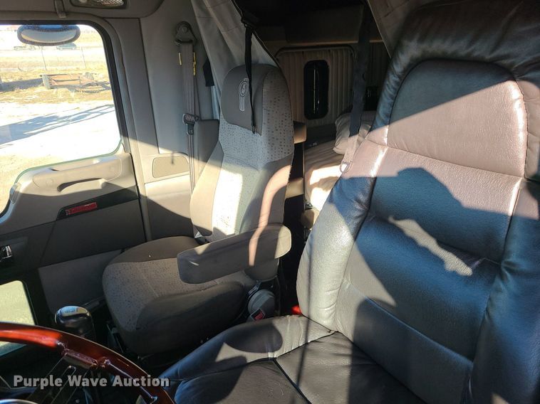 image for item DS7250 2010 Kenworth T660 semi truck