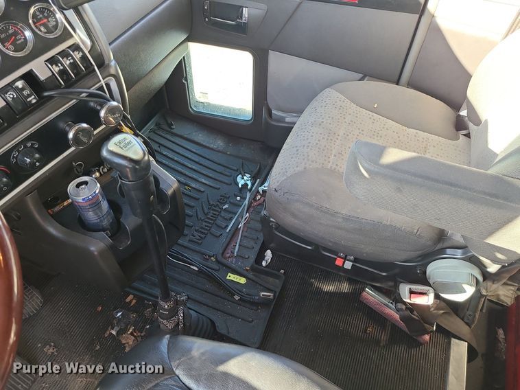 image for item DS7250 2010 Kenworth T660 semi truck