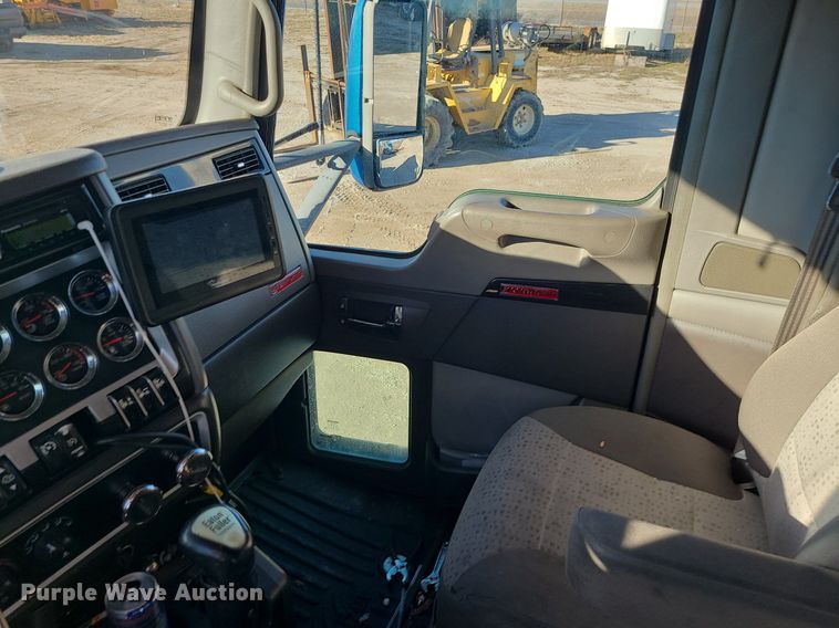 image for item DS7250 2010 Kenworth T660 semi truck