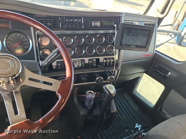 image for item DS7250 2010 Kenworth T660 semi truck