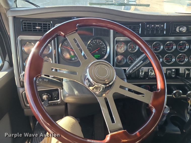 image for item DS7250 2010 Kenworth T660 semi truck