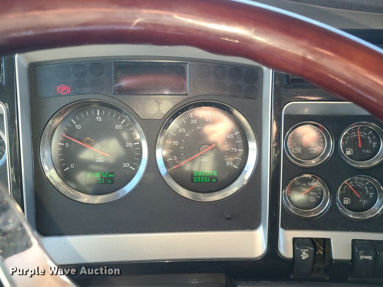 image for item DS7250 2010 Kenworth T660 semi truck