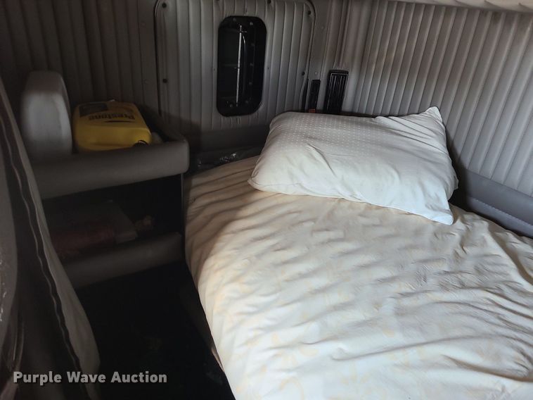 image for item DS7250 2010 Kenworth T660 semi truck