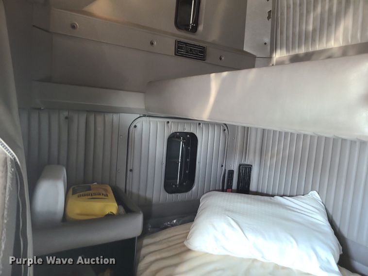 image for item DS7250 2010 Kenworth T660 semi truck