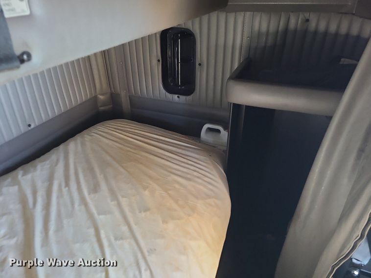 image for item DS7250 2010 Kenworth T660 semi truck