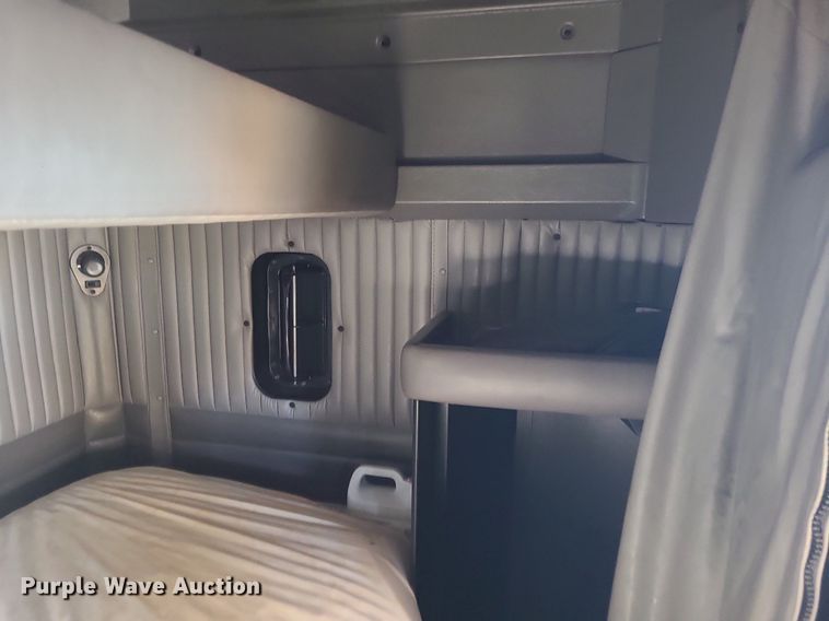 image for item DS7250 2010 Kenworth T660 semi truck