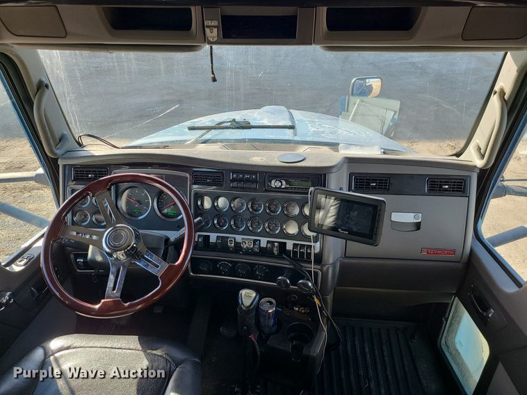 image for item DS7250 2010 Kenworth T660 semi truck