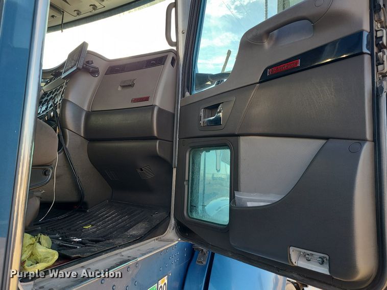 image for item DS7250 2010 Kenworth T660 semi truck