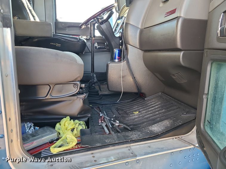 image for item DS7250 2010 Kenworth T660 semi truck