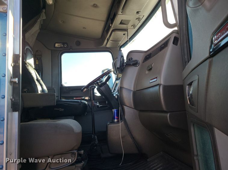 image for item DS7250 2010 Kenworth T660 semi truck