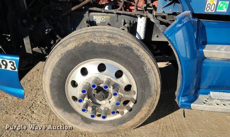 image for item DS7250 2010 Kenworth T660 semi truck