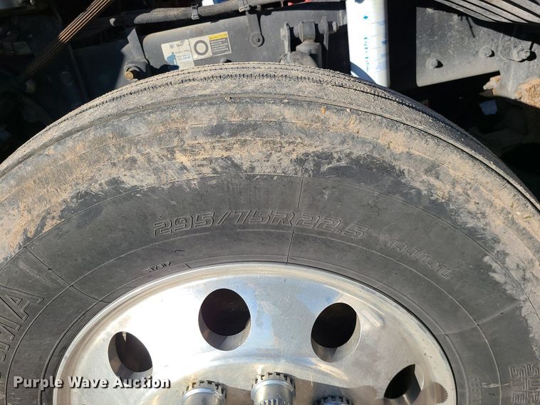 image for item DS7250 2010 Kenworth T660 semi truck