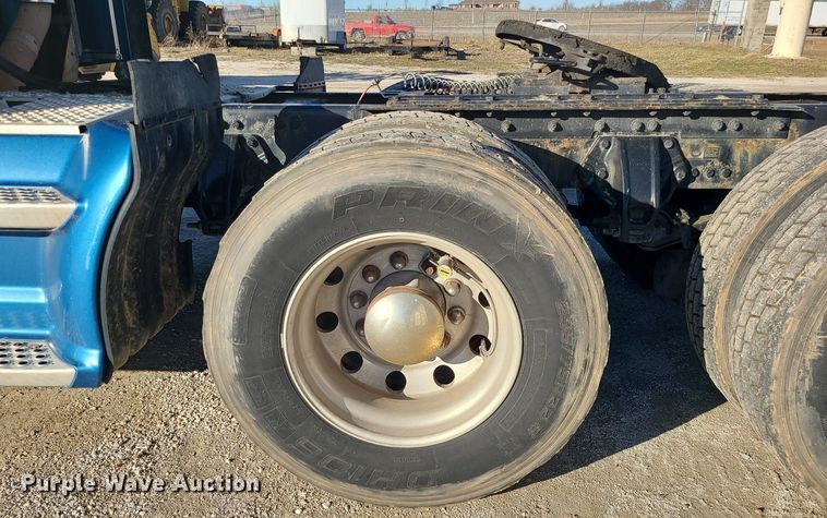 image for item DS7250 2010 Kenworth T660 semi truck