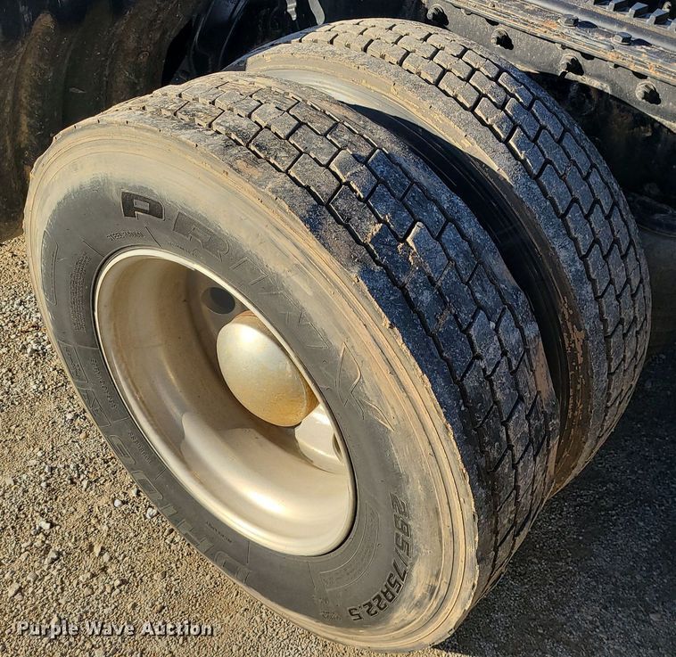 image for item DS7250 2010 Kenworth T660 semi truck