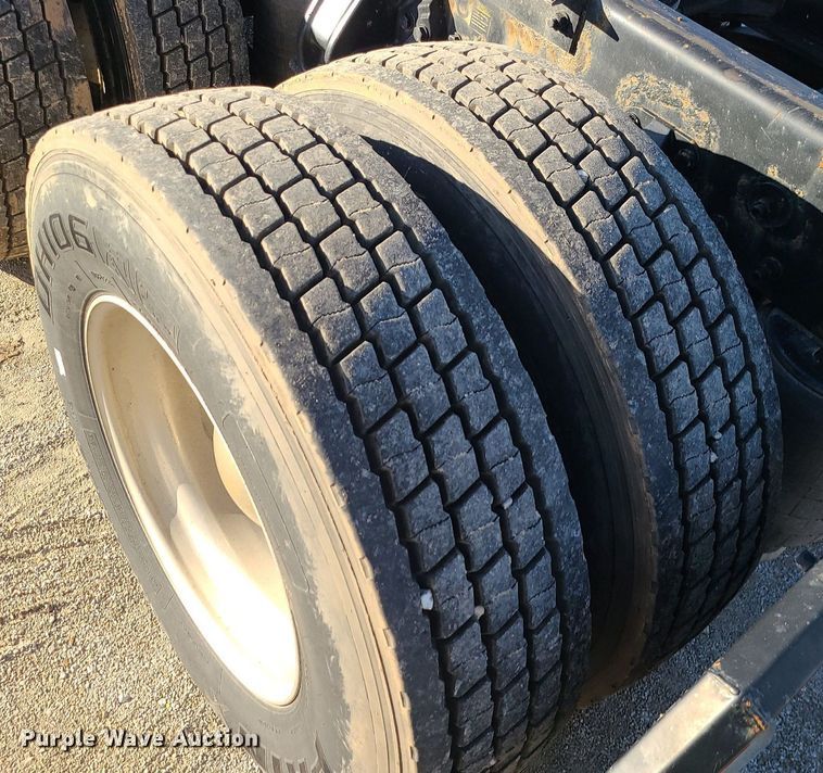 image for item DS7250 2010 Kenworth T660 semi truck