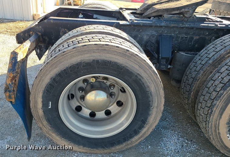 image for item DS7250 2010 Kenworth T660 semi truck