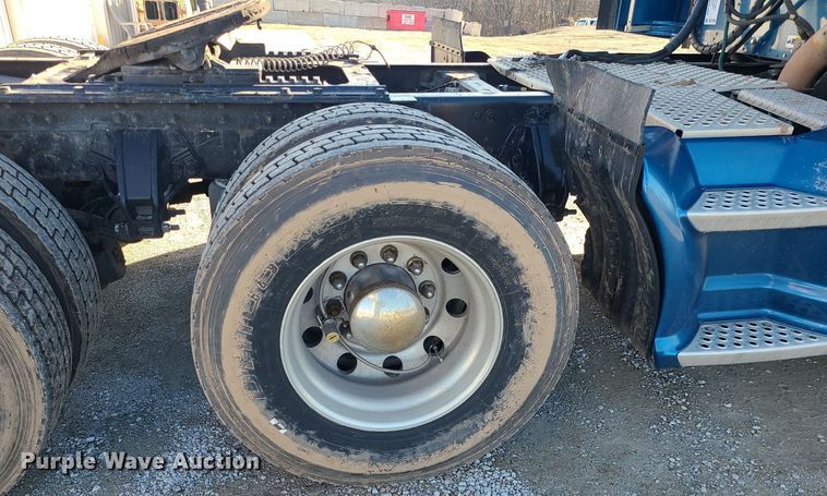 image for item DS7250 2010 Kenworth T660 semi truck