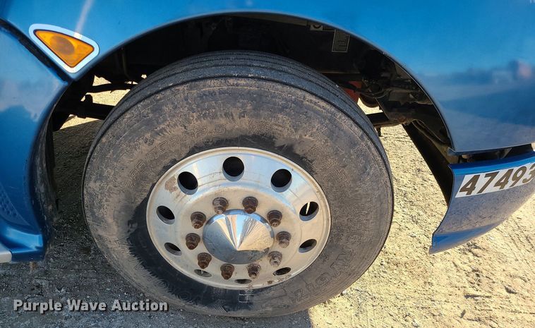 image for item DS7250 2010 Kenworth T660 semi truck