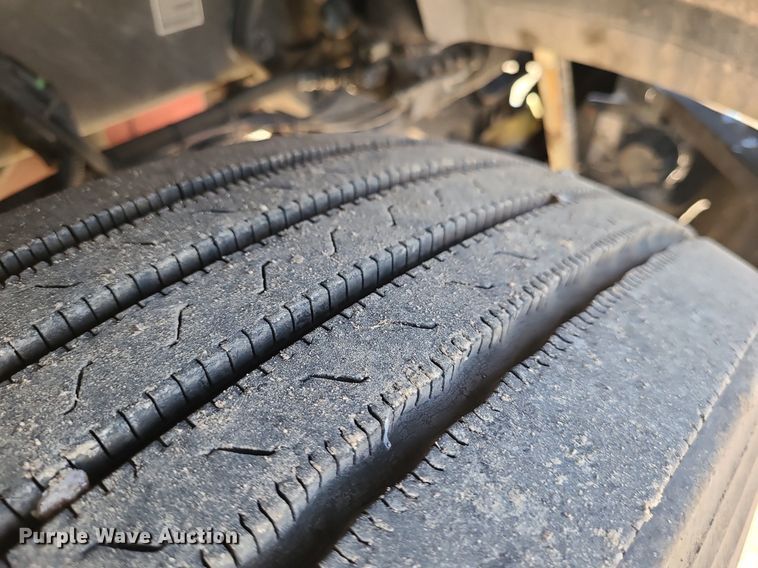 image for item DS7250 2010 Kenworth T660 semi truck