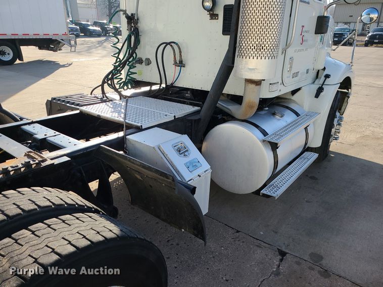 image for item DS7253 2007 International 9200i semi truck