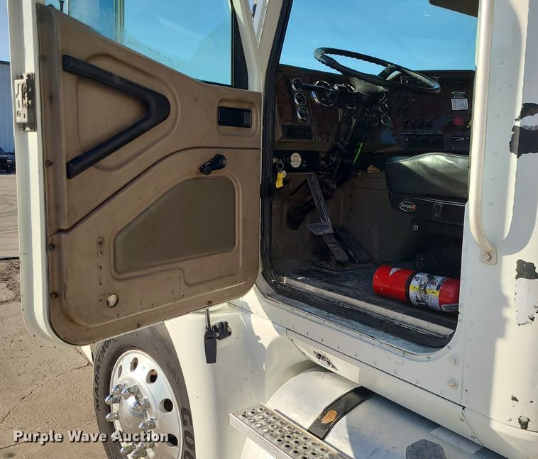 image for item DS7253 2007 International 9200i semi truck