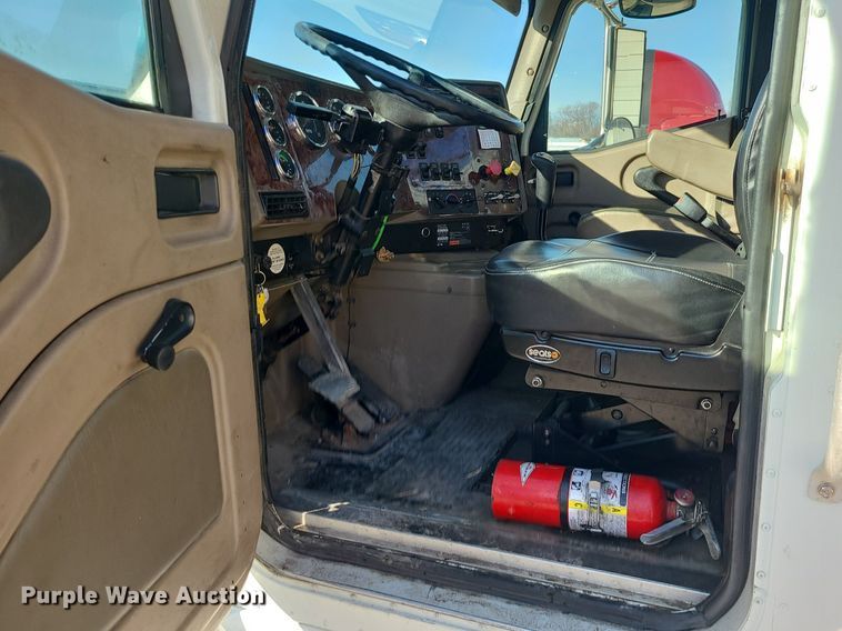 image for item DS7253 2007 International 9200i semi truck