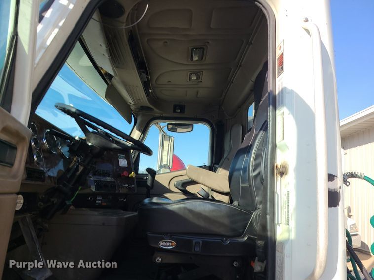 image for item DS7253 2007 International 9200i semi truck