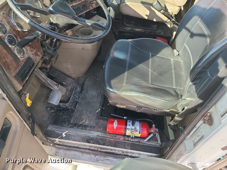 image for item DS7253 2007 International 9200i semi truck