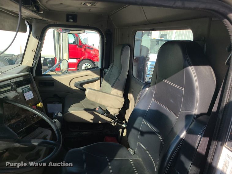 image for item DS7253 2007 International 9200i semi truck