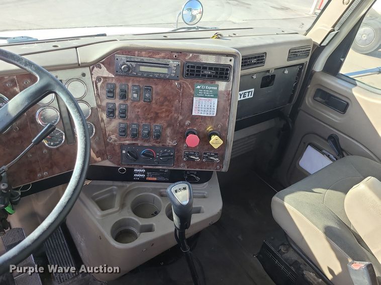 image for item DS7253 2007 International 9200i semi truck