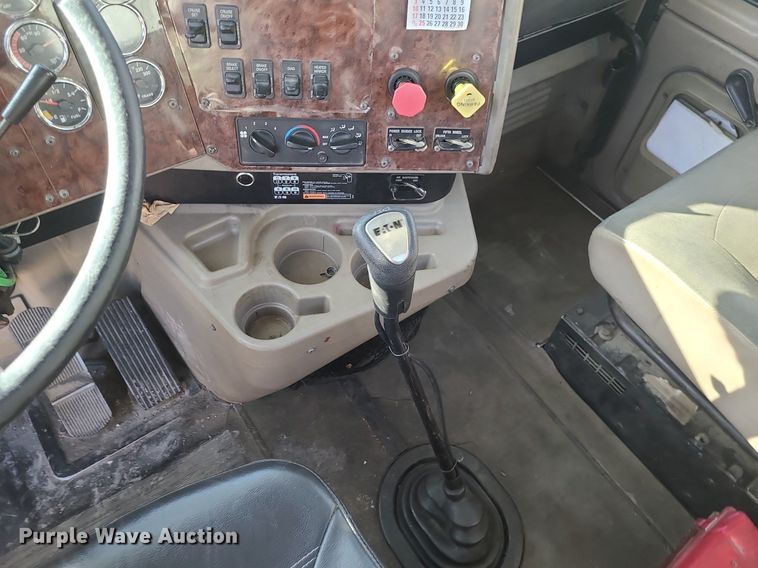 image for item DS7253 2007 International 9200i semi truck