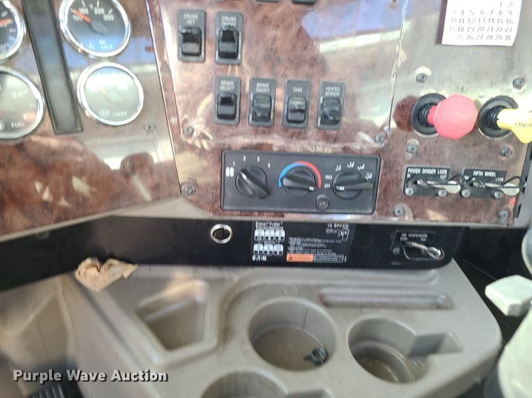 image for item DS7253 2007 International 9200i semi truck