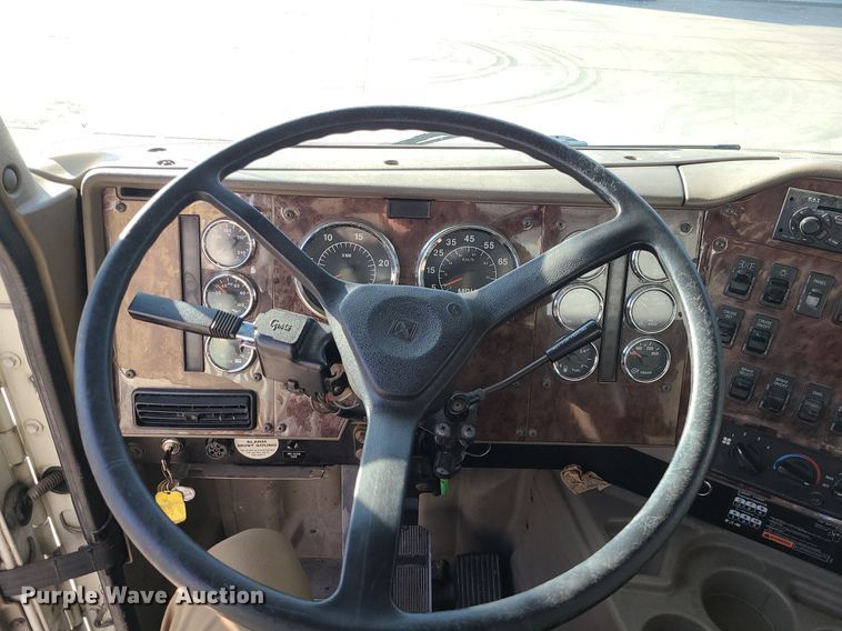 image for item DS7253 2007 International 9200i semi truck