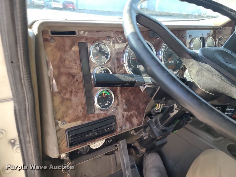 image for item DS7253 2007 International 9200i semi truck