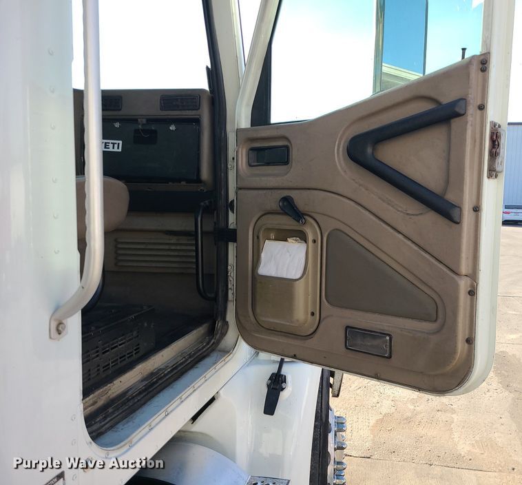 image for item DS7253 2007 International 9200i semi truck